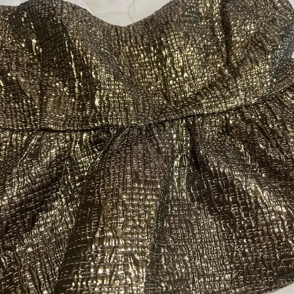 Forever 21 Metallic Gold Strapless Top NWOT - Picture 2 of 3